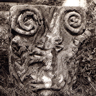 Ancien chapiteau de l'abbaye de Landvennec (Bretagne)