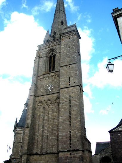 La tour gothique de l'abbaye saint-Sauveur de Redon (Bretagne).