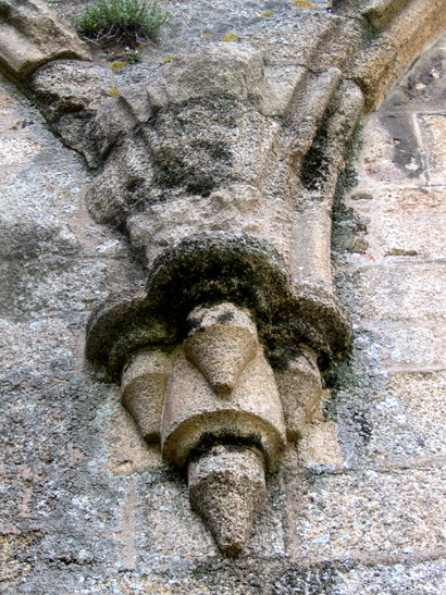La tour gothique de l'abbaye saint-Sauveur de Redon (Bretagne).