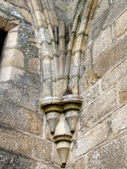 La tour gothique de l'abbaye saint-Sauveur de Redon (Bretagne).