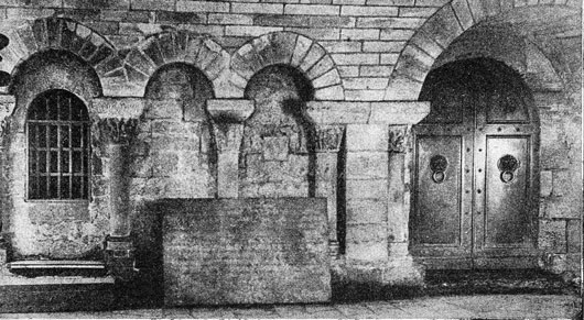 Basilique de Saint-Denis : la porte à trois clefs du Caveau royal (caveau des Bourbons)