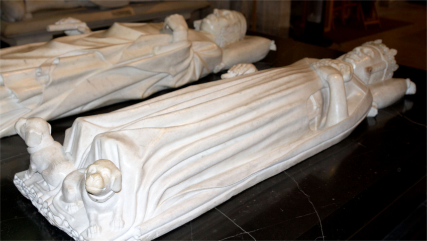 Basilique de Saint-Denis : gisants (de gauche  droite) de Charles V et de Jeanne de Bourbon.