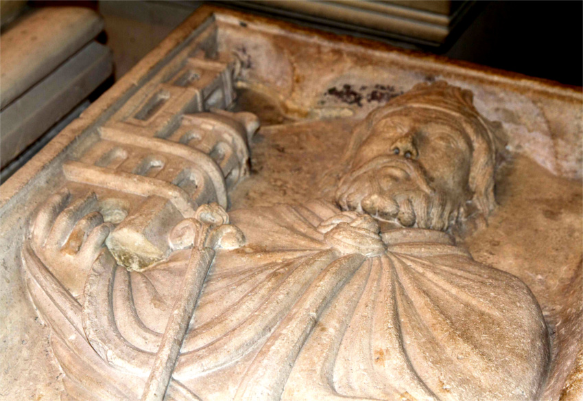 Basilique de Saint-Denis : pierre tombale de Childebert Ier.