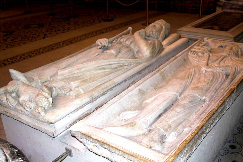 Basilique de Saint-Denis : pierres tombales de Clovis Ier et de Childebert Ier.