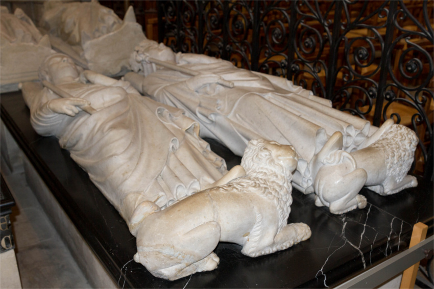 Basilique de Saint-Denis : gisants (de gauche  droite) de Clovis II et de Philippe III le Hardi