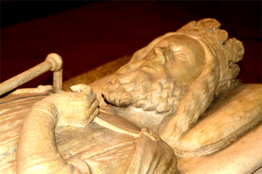 Basilique de Saint-Denis : pierre tombale de Clovis Ier.