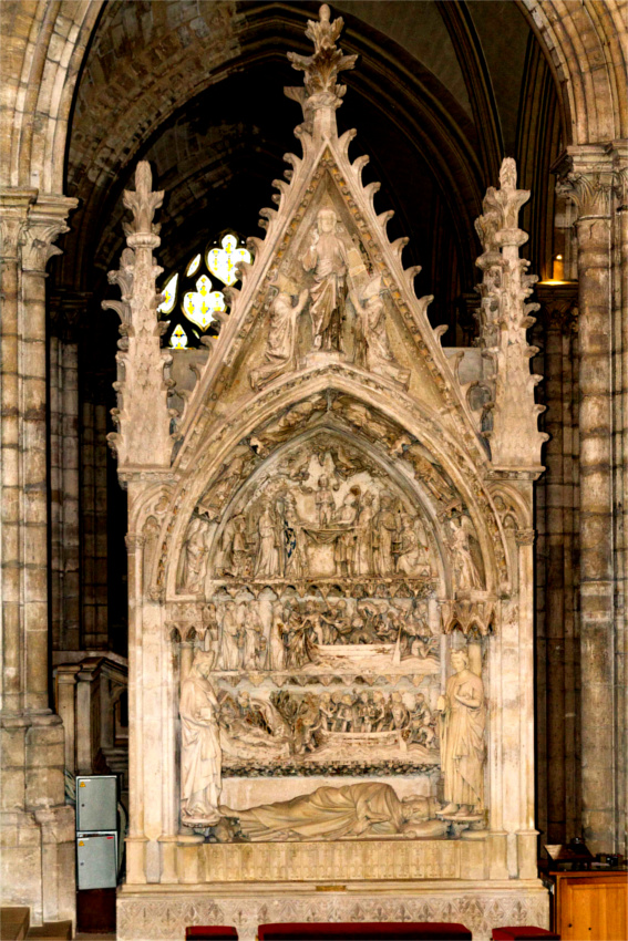 Le tombeau du roi Dagobert dans la basilique de Saint-Denis.