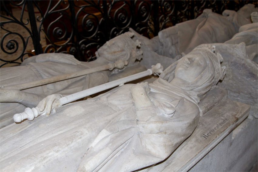 Basilique de Saint-Denis : pierres tombales de Carloman et d'Ermentrude.