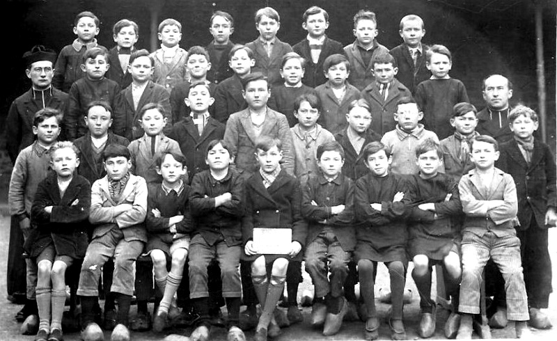 Baud (Morbihan-Bretagne) : école Notre-Dame (8ème année) année 1933-1934.