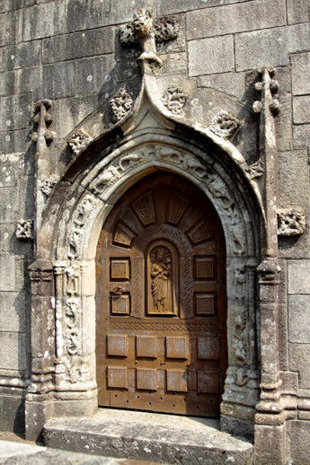 Belle-Isle-en-Terre (Bretagne) : chapelle de Locmaria