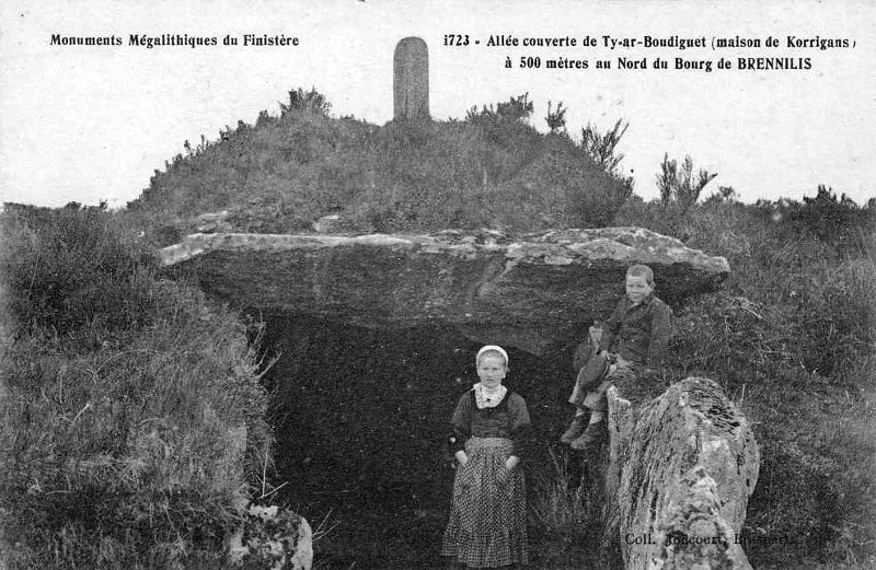 Alle couverte de Brennilis (Bretagne).