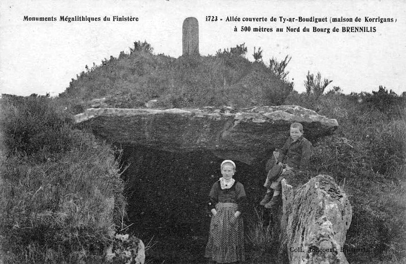 Alle couverte de Brennilis (Bretagne).