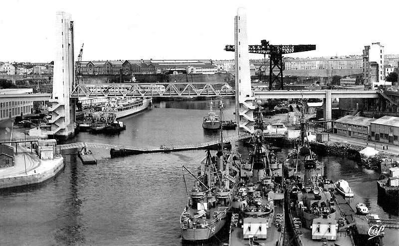 Brest (en Bretagne) et son pont national (aujourd'hui de Recouvrance) de 1954.
