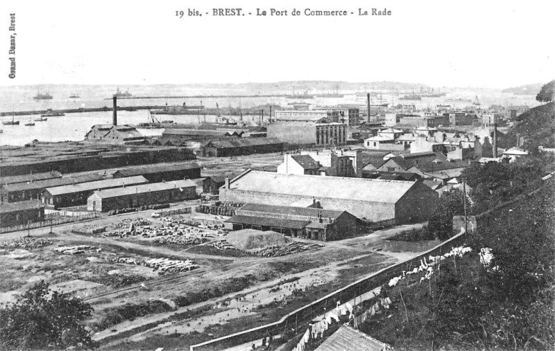 Brest et son port du commerce (Bretagne).