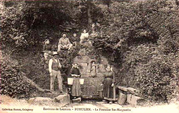 Buhulien (Bretagne) : fontaine Sainte-Marguerite