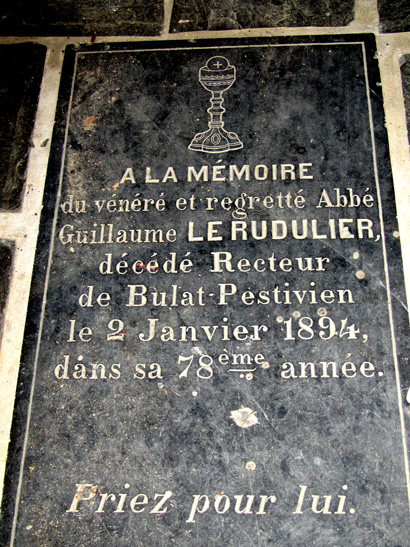 Pierre tombale de l'glise Notre-Dame de Bulat-Pestivien (Bretagne)