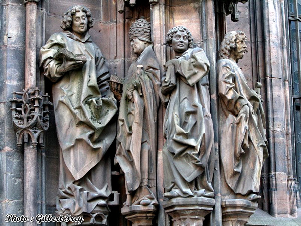 Cathdrale de Strasbourg : faade nord du transept (vers 1210) et le portail Saint-Laurent (1495-1505)