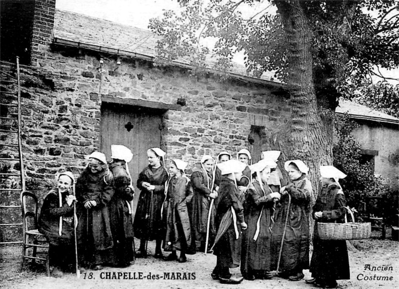 Anciens costumes de La Chapelle-des-Marais (anciennement en Bretagne).