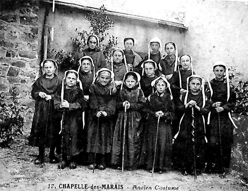 Anciens costumes de La Chapelle-des-Marais (anciennement en Bretagne).