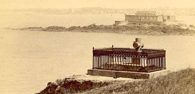 Saint-Malo : tombe de l'crivain Chteaubriand.