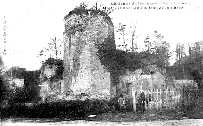 Ville de la Chèze (Bretagne) : les ruines du château.