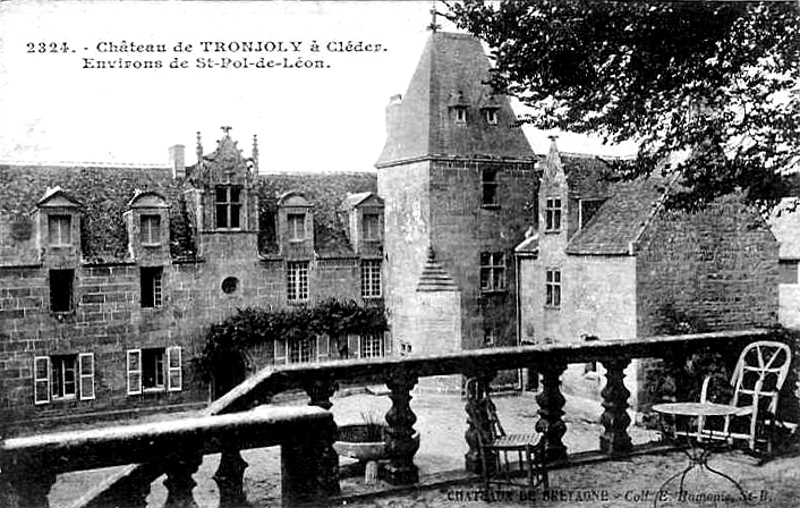 Clder (Bretagne) : chteau de Tronjoly.