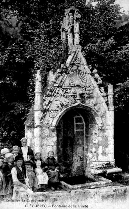 Fontaine de Clgurec (Bretagne).