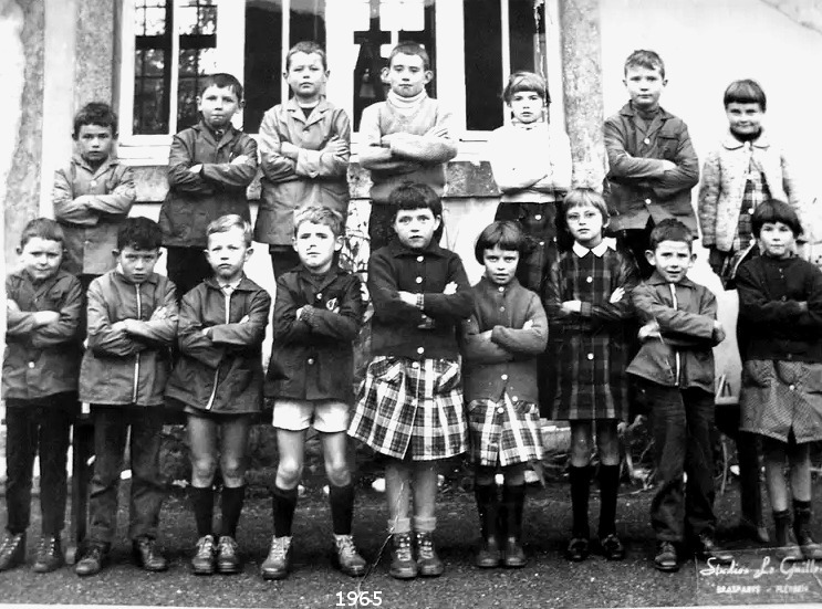 Classe maternelle (1965) du Cloître-Saint-Thégonnec (Bretagne).