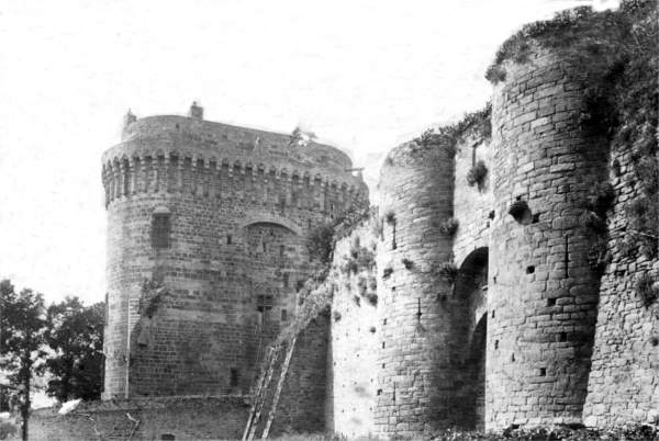 Dinan (Bretagne) : remparts.