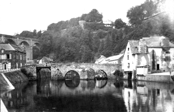 Dinan (Bretagne) : le port et les remparts.