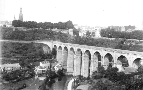 Dinan (Bretagne) : le vieux-pont.