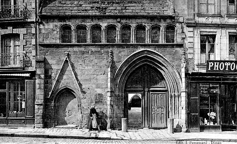 L'entrée du couvent des Cordeliers à Dinan (Bretagne).
