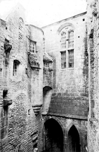 Dinan (Bretagne) : remparts.