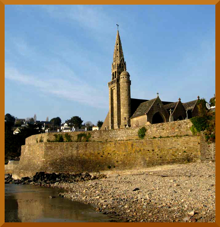 L'église de Saint-Michel-en-Grève (Bretagne).