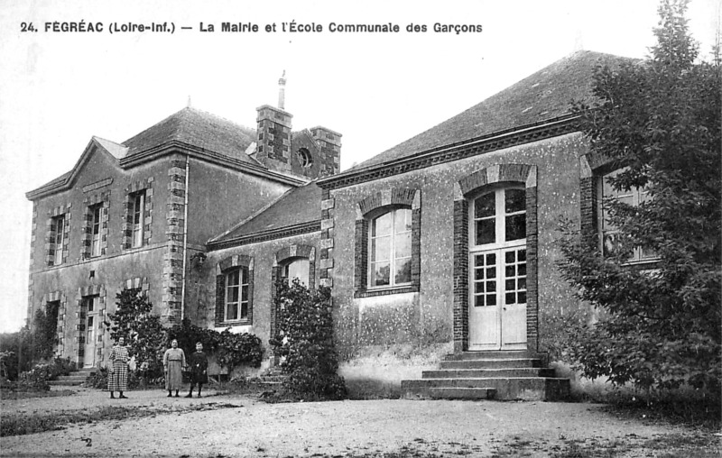Mairie et Ecole de Fgrac (anciennement en Bretagne).