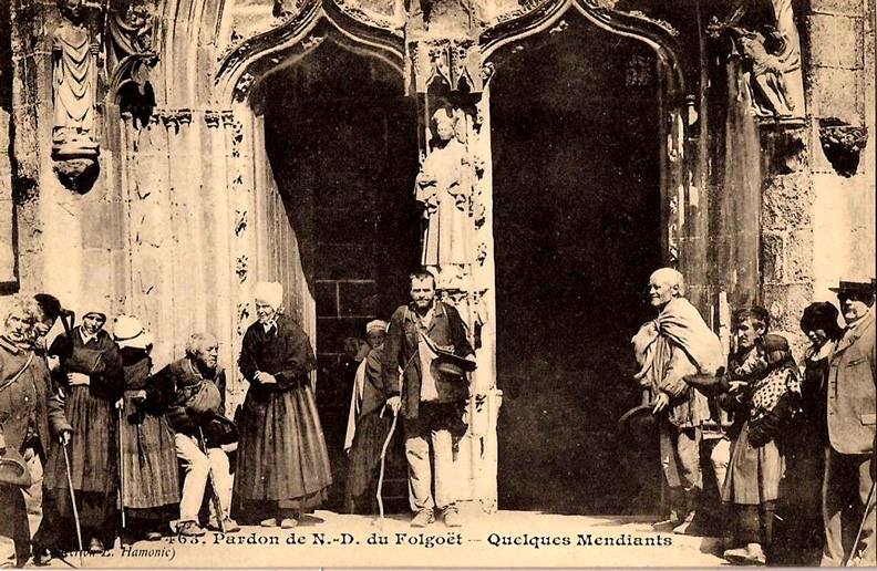 Mendiants  la porte de l'glise Notre-Dame du Folgot
