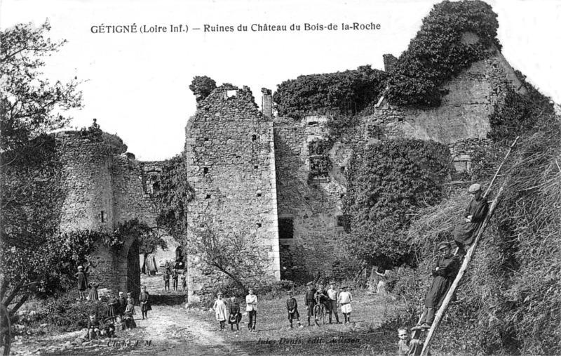 Vestiges du chteau de la Roche  Gtign (Bretagne).