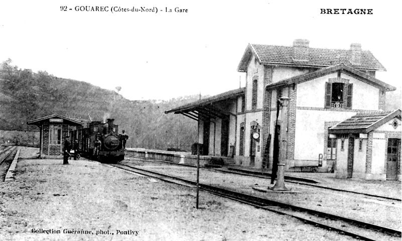 Ville de Gouarec (Bretagne) : gare.