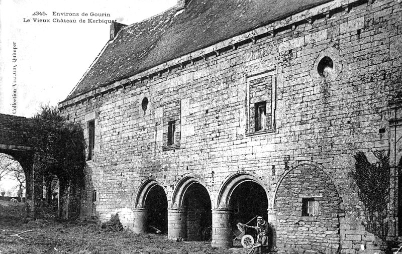 Château de Kerbiquet ou Kerbiguet à Gourin (Bretagne).
