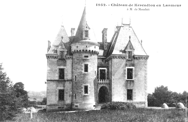 Ville de Guimaëc (Bretagne) : château de Kergadiou.