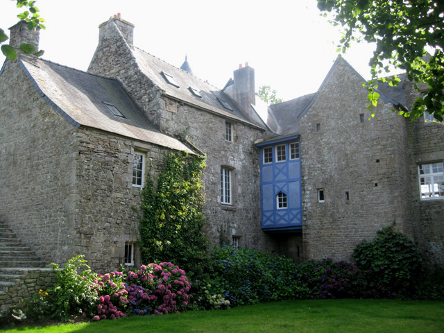 Guingamp : Abbaye de Sainte-Croix (le manoir 
    abbatial)