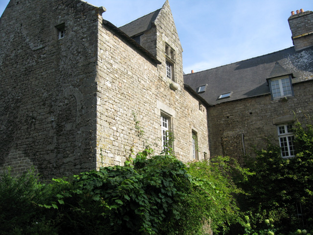 Guingamp : Abbaye de Sainte-Croix (le manoir 
    abbatial)