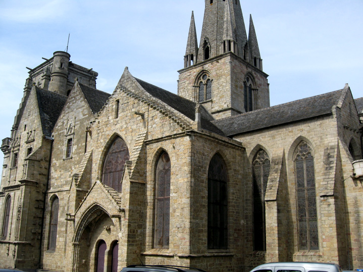 Guingamp : la basilique Notre-Dame de Bon-Secours (face Sud)