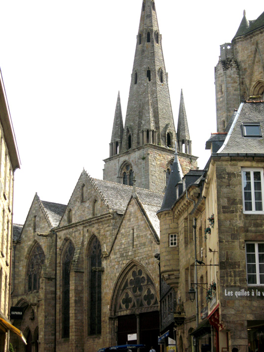 Guingamp : la basilique Notre-Dame de Bon-Secours (face Nord)