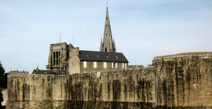 Guingamp : ruines du chteau difi par Pierre II, comte de Guingamp