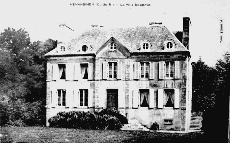 Ville de Hénanbihen (Bretagne) : manoir de la Ville-Maupetit. 