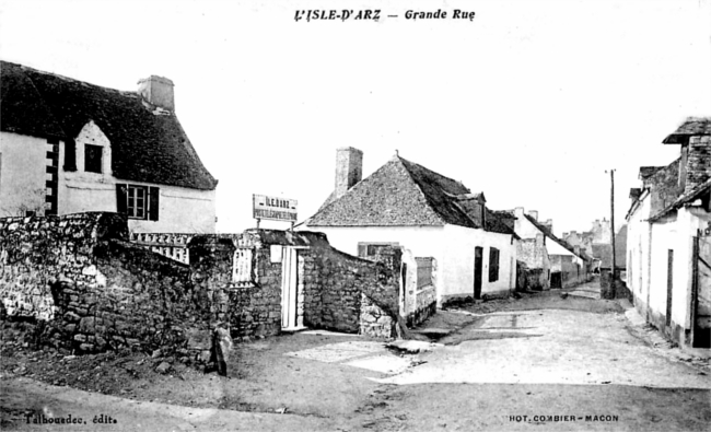 Ile d'Arz (Bretagne) : la grande rue.
