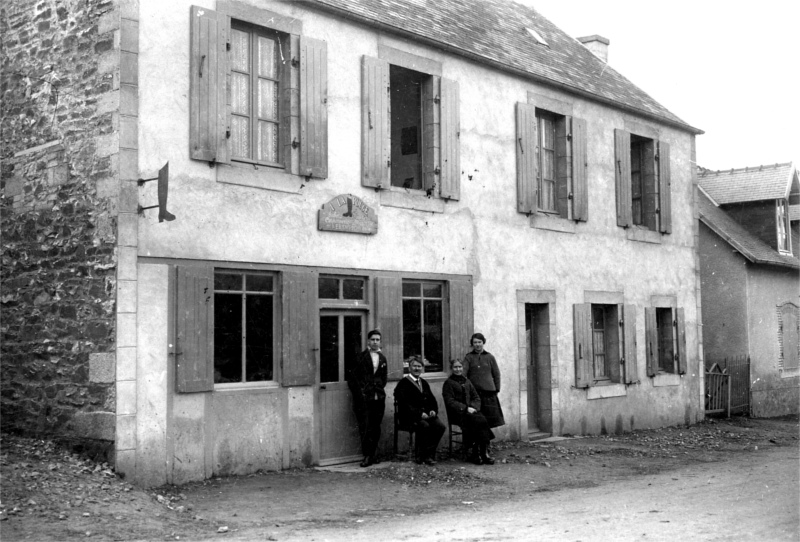 Maison Kerempichon en 1925 à Saint-Michel-en-Grève (Bretagne)