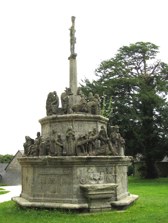 Calvaire de l'glise de Kergrist-Moelou (Bretagne)