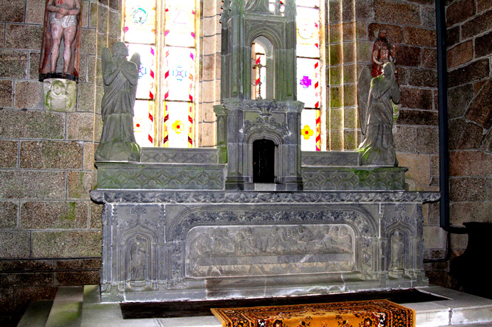 Maître-autel de l'église de Kergrist-Moelou (Bretagne)